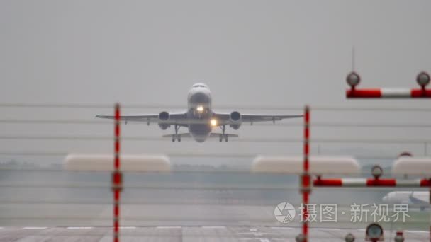 在多雨的天气飞机离境视频