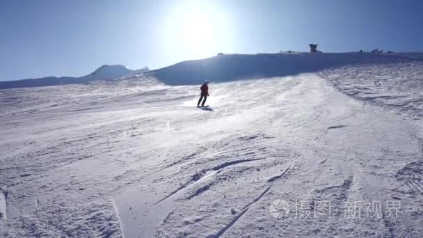 滑雪刹车尘云跑道视频