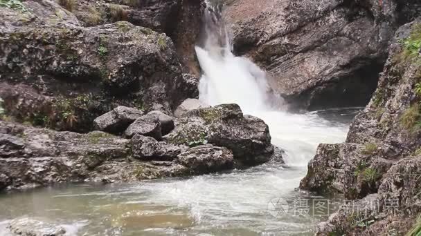 瀑布自然河峡谷巴赫视频