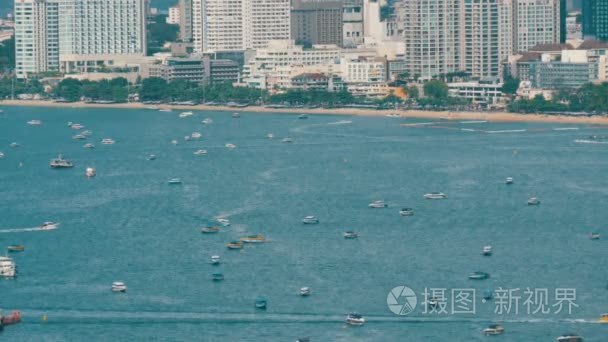 芭堤雅  泰国-2018年2月7日: 海湾南中国海的看法芭堤雅。各种各样的船在海海湾