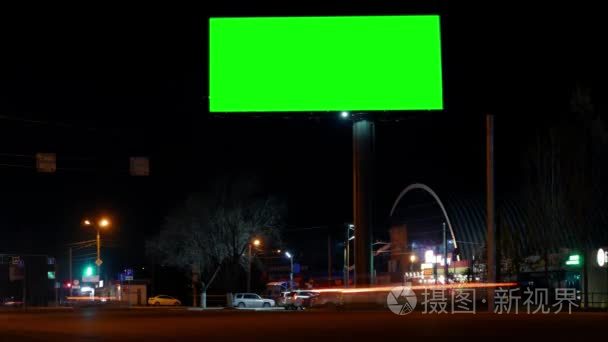 Timelapse 高速公路夜城。Greenkey 广告广告在黄昏时分  在路上的灯光小径  商业广告概念