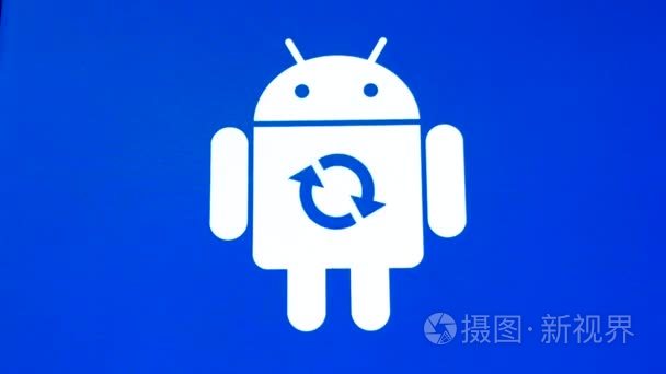 在更新安装期间智能手机屏幕上的 android 机器人徽标图标短视频
