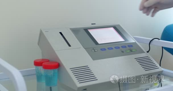 医生开始在医疗器械工作视频