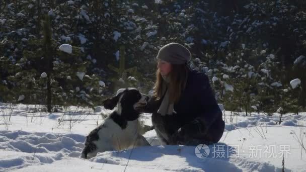 女主人和黑白猎犬一起玩耍视频