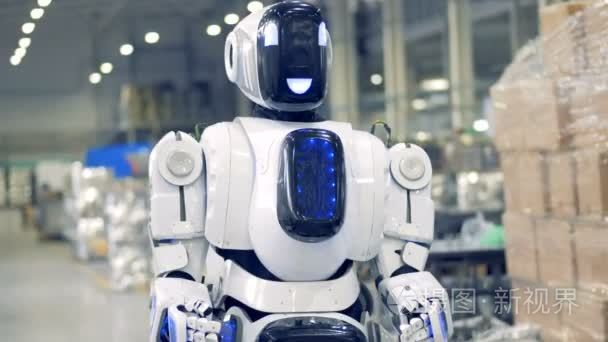 微笑机器人在工厂房里往前走视频