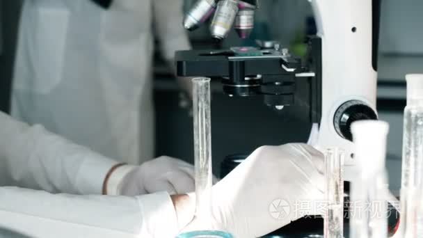 人类手用显微镜进行医学检验视频