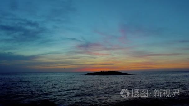 日落在小海岛在地中海视频