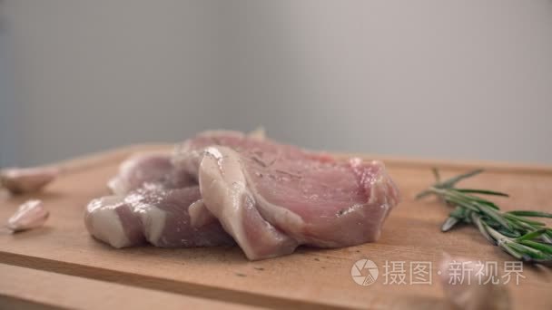 两块猪肉里脊的接续