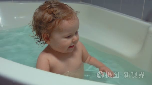 蓝眼睛的婴儿在浴室里溅水视频