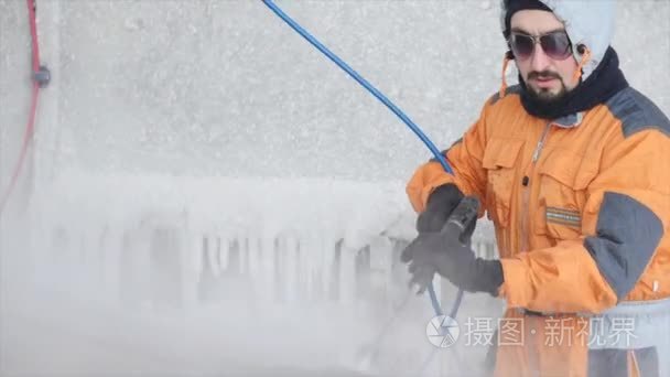 工人洗车强流水冬视频