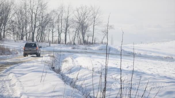 冬季汽车车轮在深雪中行驶视频