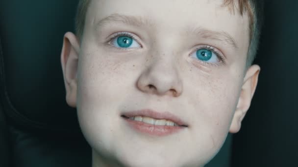 真诚开朗的婴儿脸蓝眼睛金发男孩与雀斑谁笑在相机短视频