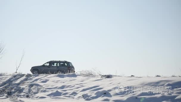 在雪地里开车。雪海滩上的冬季车轨。在雪路上开赛车。跟踪冬季赛车与太阳反射。比赛在轨道在冬天