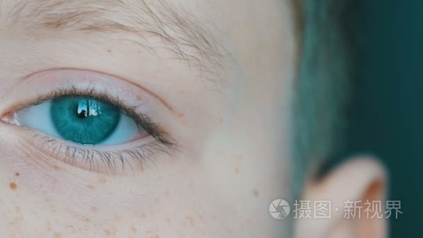 非常美丽的青绿色的眼睛在他的脸上有雀斑的年轻男孩密切的看法男孩的