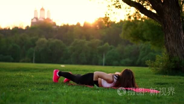 推 ups 或按 ups 运动的年轻女子。女孩在草地上 crossfit 力量训练, 在清晨的阳光照射下与 copyspace 