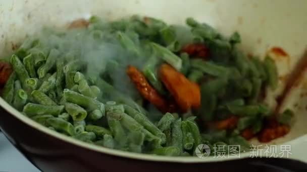 大厨用鸡肉搅拌青豆视频