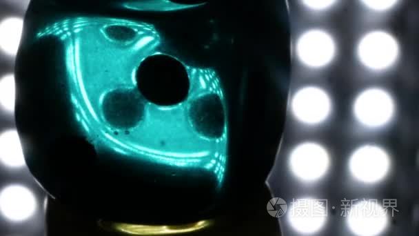 黑蓝宝石骰子宏拍摄在黑暗中视频