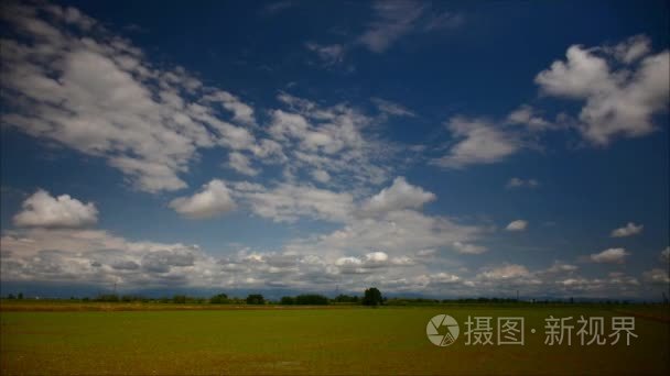 绿草田野意象与蓝天灿烂;timelapse