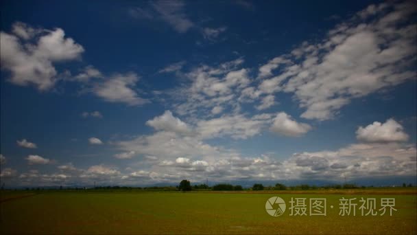 绿色的田野和明亮的蓝天的形象;timelapse