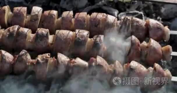 串在串上的马铃薯在烧烤中被油炸