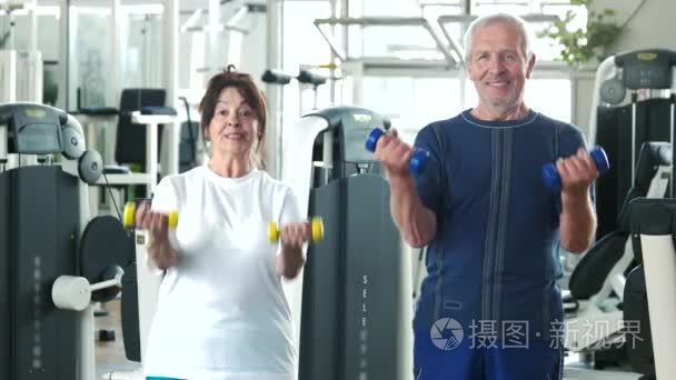 两个老年人在健身房的训练视频