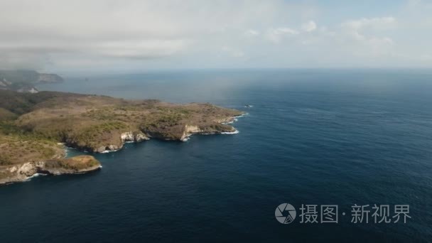 印尼巴厘岛 Penida 的海景悬崖海和浪