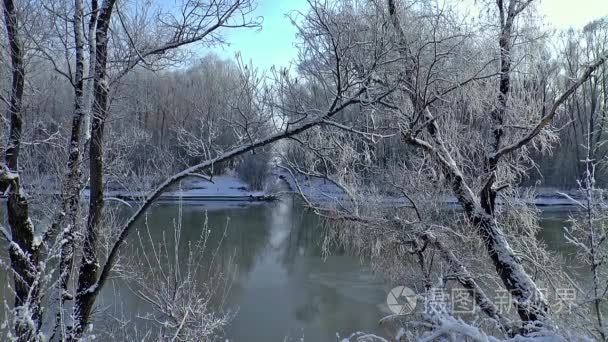 冬河雪山水自然视频