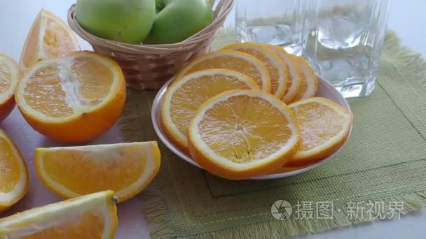 餐桌上多汁的橘子和水果视频