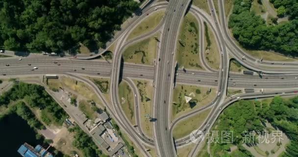 桥上城市交通的鸟瞰图视频