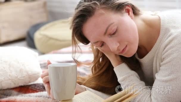 妇女喝咖啡和读书在床卧室视频