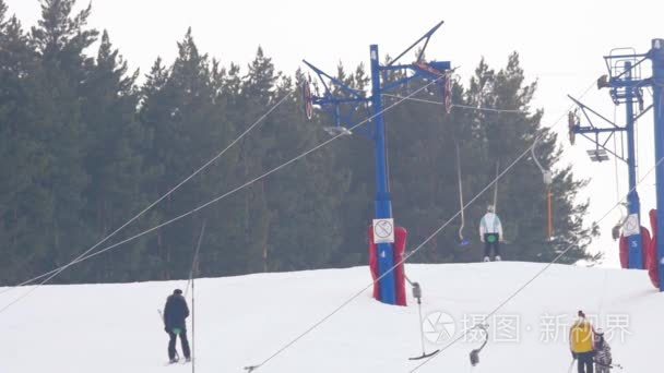 高山滑雪度假村休息的游客视频