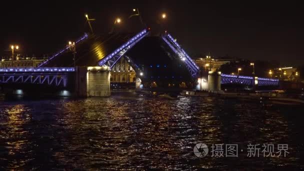 桥的河上晚上的照明视频