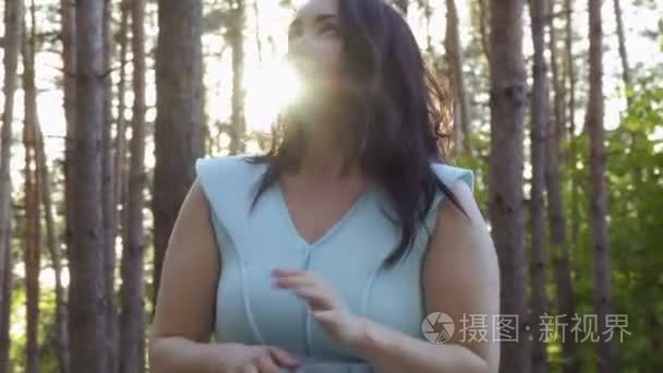 森林里的昆虫向女人挥手视频