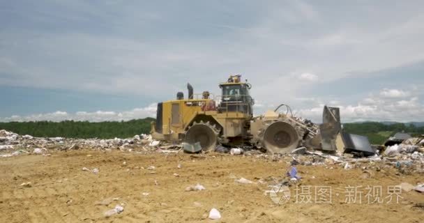 履带推土机在垃圾填埋场推埋垃圾