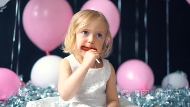 小女孩在假日吃糖果视频