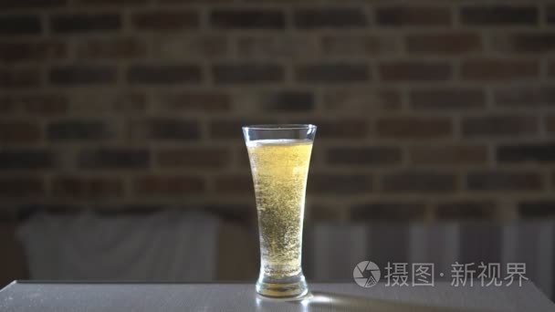 桌上装满啤酒的玻璃杯