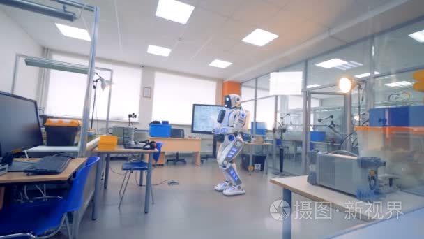 一个机器人站在一个工程实验室的中间