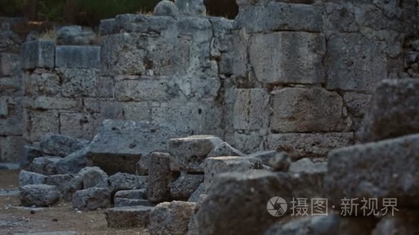 在日落时古代堡垒的废墟视频