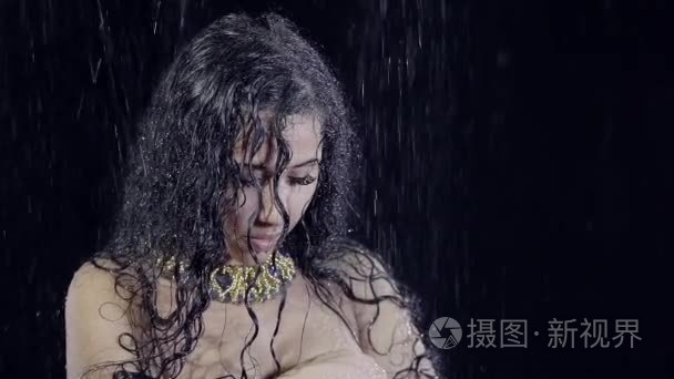 美丽的女人独自伫立在雨中视频