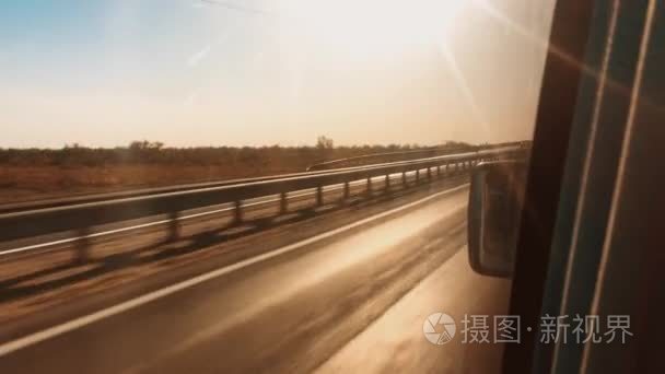 汽车快速乘坐66美国自由之旅的道路。概念旅行生活方式乘汽车