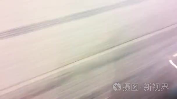 汽车快速乘坐66美国自由之旅的道路。汽车大水坑雨后的概念旅行生活方式