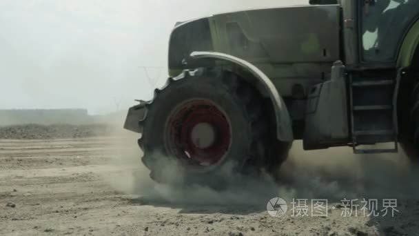 一台农业机械的拖拉机处理土壤, 大量的灰尘上升视频