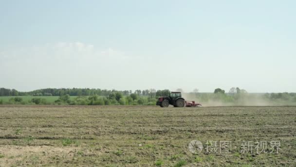 用耕犁的拖拉机在土壤中种植视频