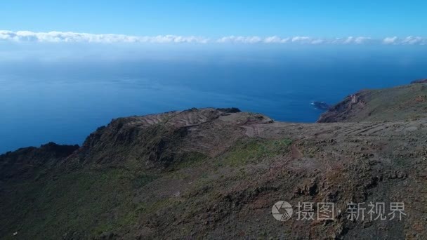 飞越高山的飞行视频