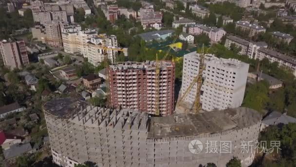 建筑起重机和建筑施工的鸟瞰图视频
