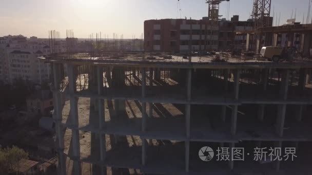 建筑起重机和建筑施工的鸟瞰图视频