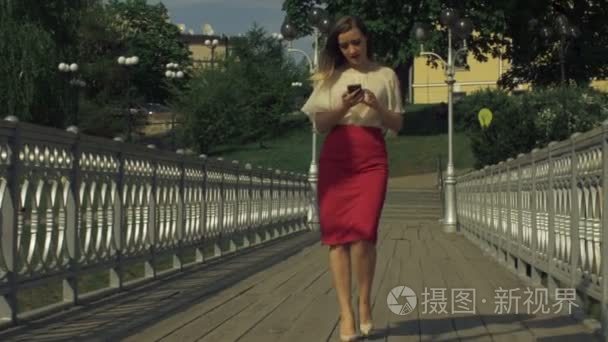 城市桥梁智能手机应用时尚女性视频