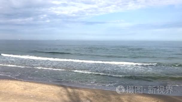 海滩上的黑海波浪视频