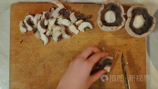切蘑菇煮饭视频