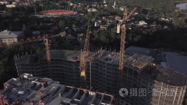 建筑起重机和建筑施工的鸟瞰图视频
